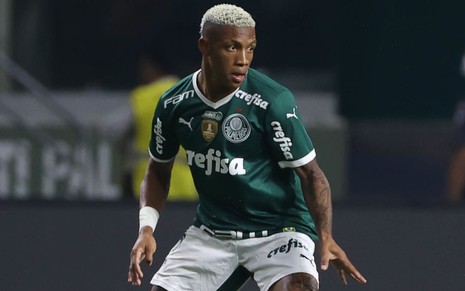 Danilo, do Palmeiras, em campo pelo clube veste uniforme inteiro verde