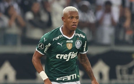 Danilo, do Palmeiras, em campo vestindo uniforme verde com detalhes brancos