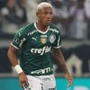 Danilo, do Palmeiras, em campo vestindo uniforme verde com detalhes brancos