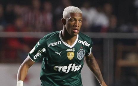 Danilo, do Palmeiras, em campo pelo clube veste uniforme inteiro verde
