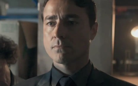 Ricardo Pereira com expressão séria em cena como Danilo na novela Cara e Coragem