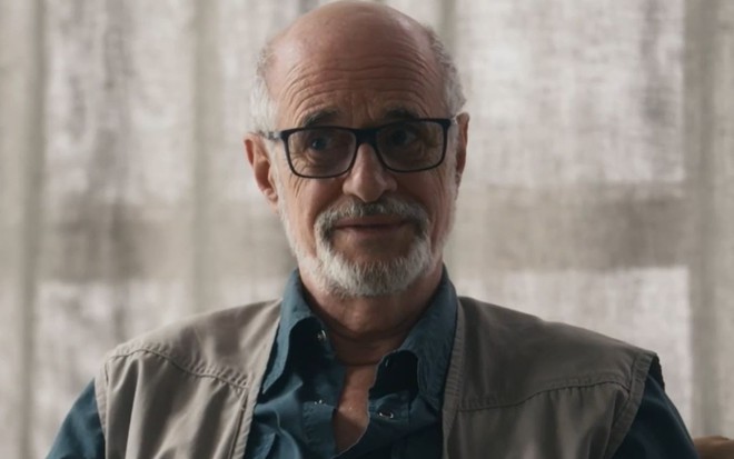Marcos Caruso com expressão séria em cena como Dante na novela Travessia