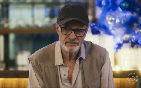 O ator Marcos Caruso com expressão triste em cena de Travessia