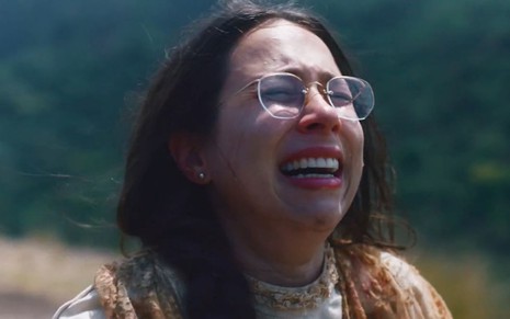 Daphne Bozaski chora e grita em cena como Dolores na novela Nos Tempos do Imperador