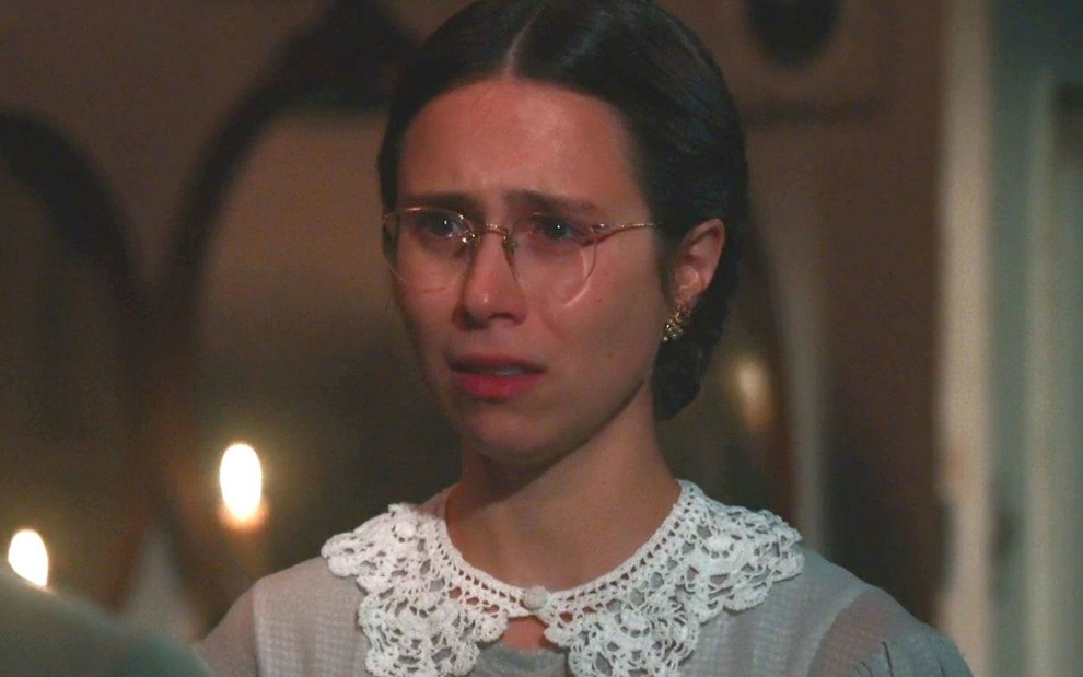 Daphne Bozaski com expressão de choro em cena como Dolores na novela Nos Tempos do Imperador