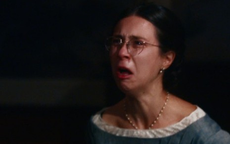 Dolores (Daphne Bozaski) grita e chora em cena da novela Nos Tempos do Imperador