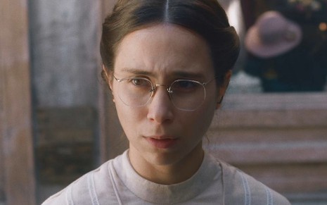 Daphne Bozaski com expressão triste em cena como Dolores na novela Nos Tempos do Imperador