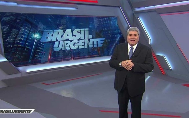 O apresentador José Luiz Datena no cenário do programa da Band Brasil Urgente