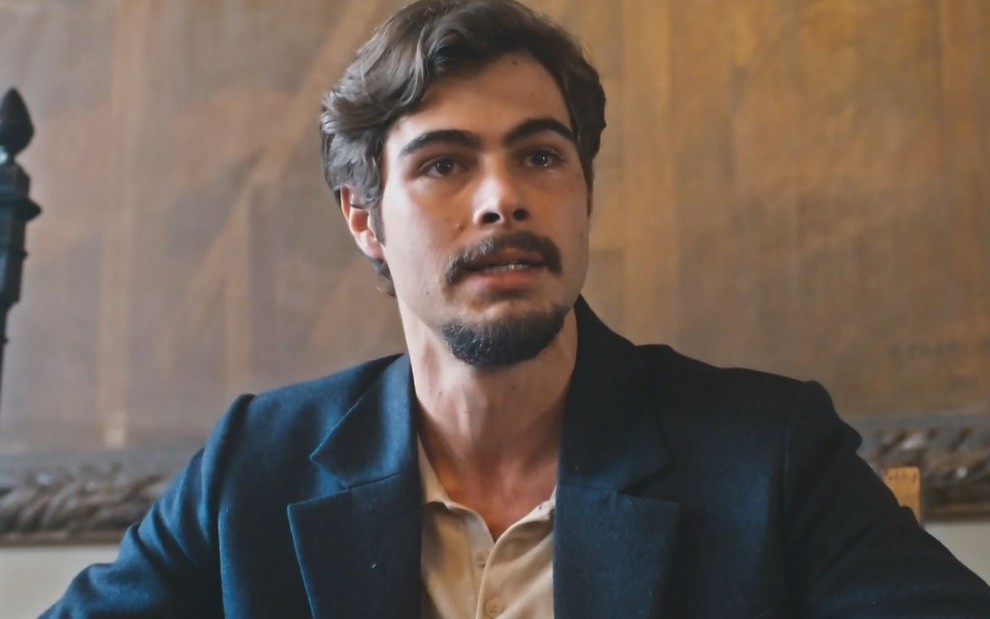Rafael Vitti está com os olhos marejados e expressão de indignado em cena como Davi na novela Além da Ilusão