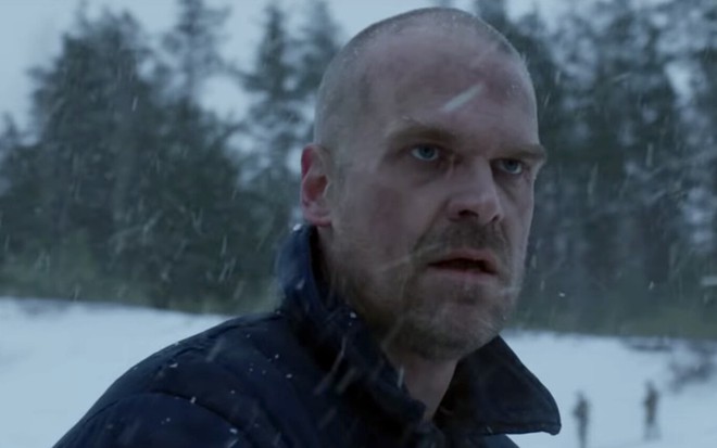 David Harbour careca e na neve em cena de Stranger Things