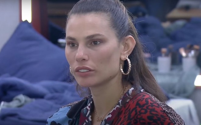 Dayane Mello com expressão séria na sala da sede de A Fazenda 13