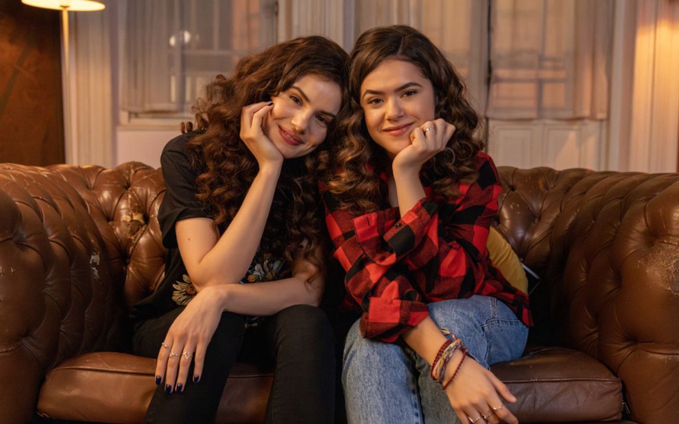 Camila Queiroz e Maisa Silva nos bastidores da segunda temporada de De Volta aos 15, da Netflix