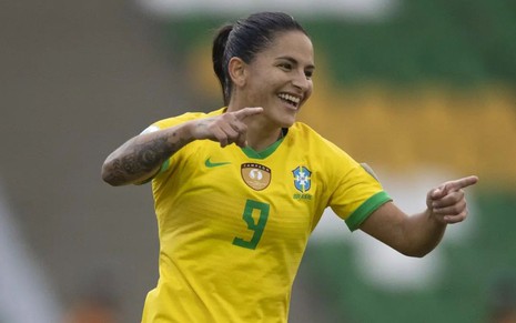 Debinha, da seleção feminina do Brasil, comemora gol e veste uniforme amarelo com detalhes verdes