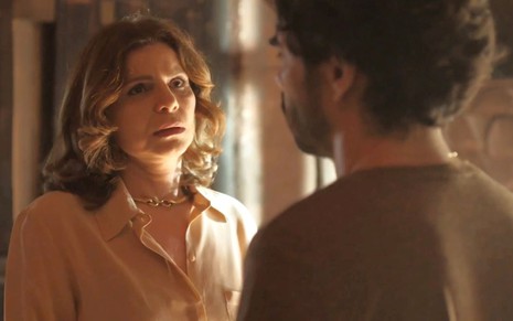 Deodora (Debora Bloch) encara Pajeú (Caio Blat), que aparece de costas em cena da novela Mar do Sertão