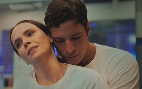 Lucinda (Débora Falabella) é abraçada por trás por Marino (Leandro Lima) em cena da novela Terra e Paixão