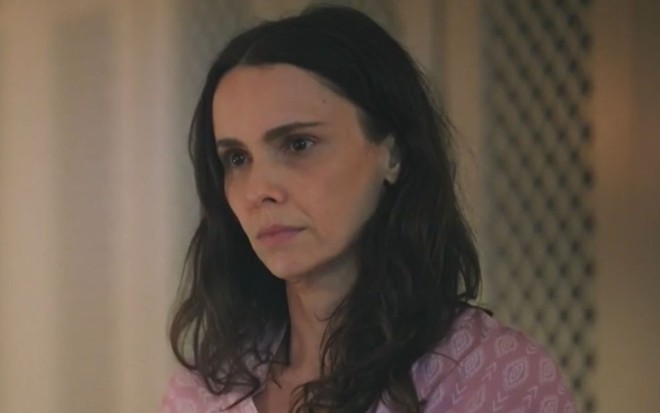 Débora Falabella com expressão séria em cena de Terra e Paixão