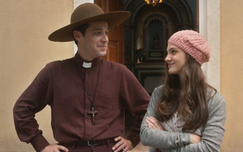 Padre Tenório (Jayme Matarazzo) olha para Olívia (Debora Ozório) em cena da novela Além da Ilusão