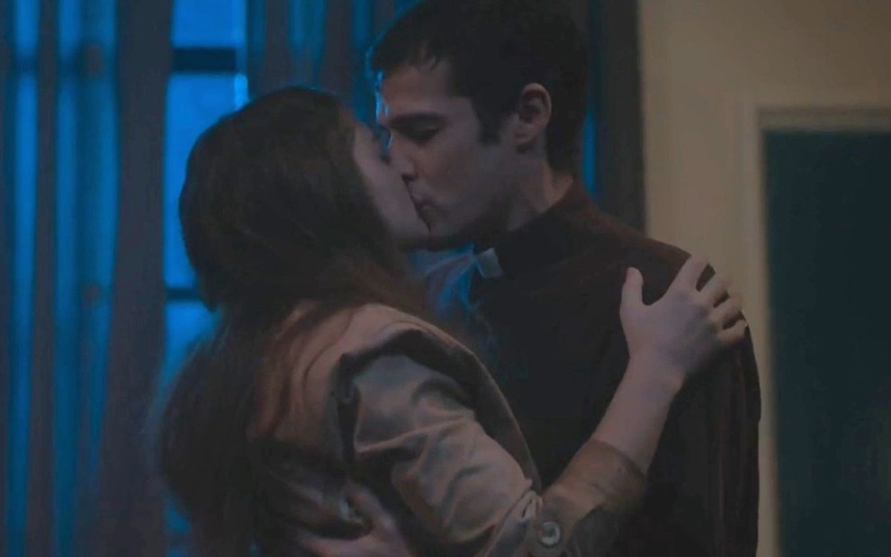 Olívia (Debora Ozório) beija o padre Tenório (Jayme Matarazzo) em cena da novela Além da Ilusão