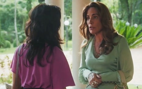 De costas na imagem, Petra (Debora Ozório) conversa com Irene (Gloria Pires) em cena da novela Terra e Paixão
