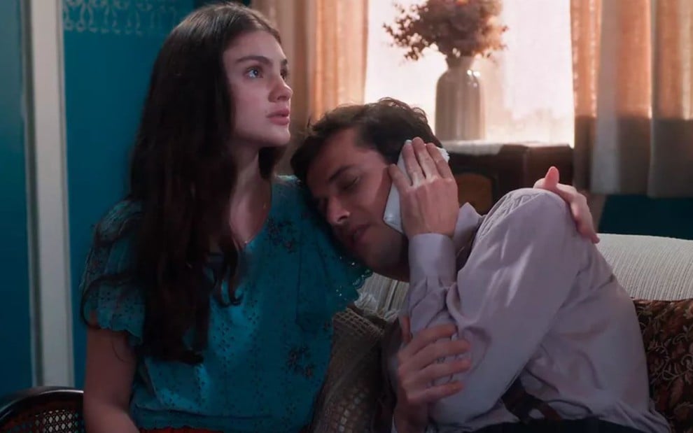Olívia (Debora Ozório) deixa Tenório (Jayme Matarazzo) deitar em seu ombro em cena da novela Além da Ilusão