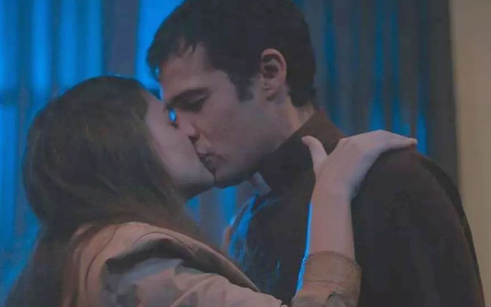 Débora Ozório e Jayme Matarazzo estão se beijando em cena de Além da Ilusão