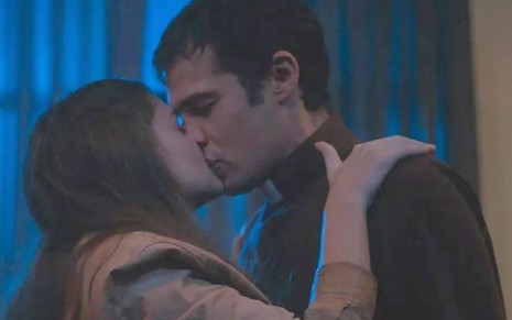 Débora Ozório e Jayme Matarazzo estão se beijando em cena de Além da Ilusão