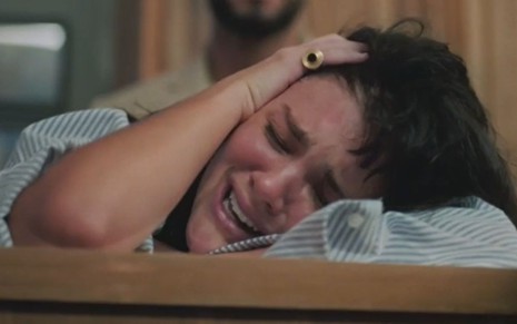 Debora Ozório chora em cena da novela Terra e Paixão