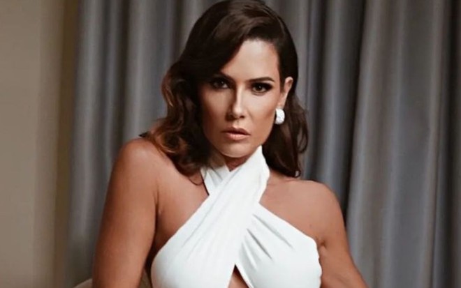 Imagem de Deborah Secco de cabelo solto e top branco