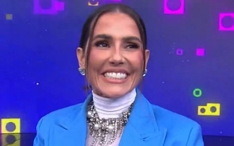 Deborah Secco sorri no Altas Horas, da Globo
