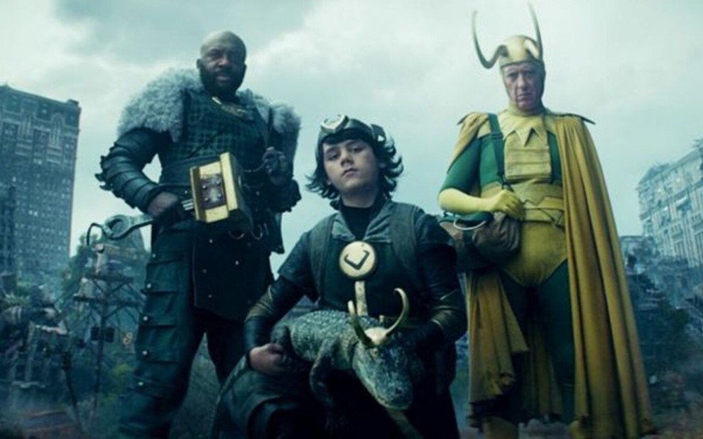 Deobia Oparei, Jack Veal e Richard E. Grant lado ao lado em cena de Loki