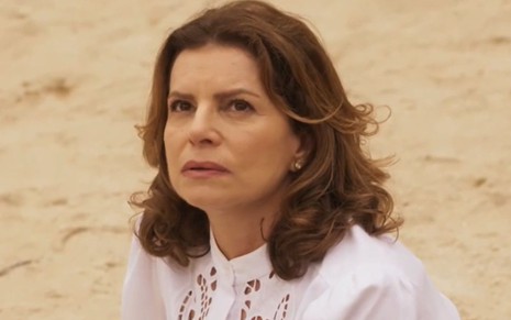 Debora Bloch com expressão séria em cena como Deodora na novela Mar do Sertão