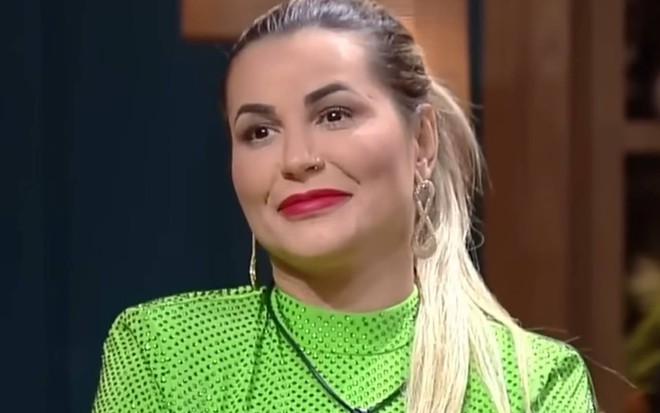 Foto de Deolane; ela sorri e usa vestido verde