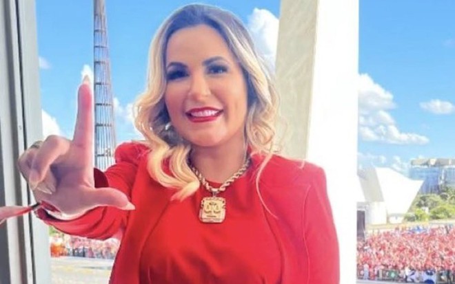 Foto de Deolane fazendo o L com as mãos