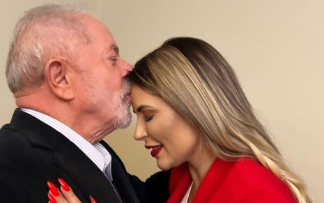 Luiz Inácio Lula da Silva beijando a testa de Deolane Bezerra