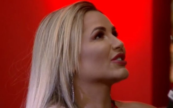 Foto do rosto de Deolane Bezerra; ela olha para cima e está com o cabelo solto