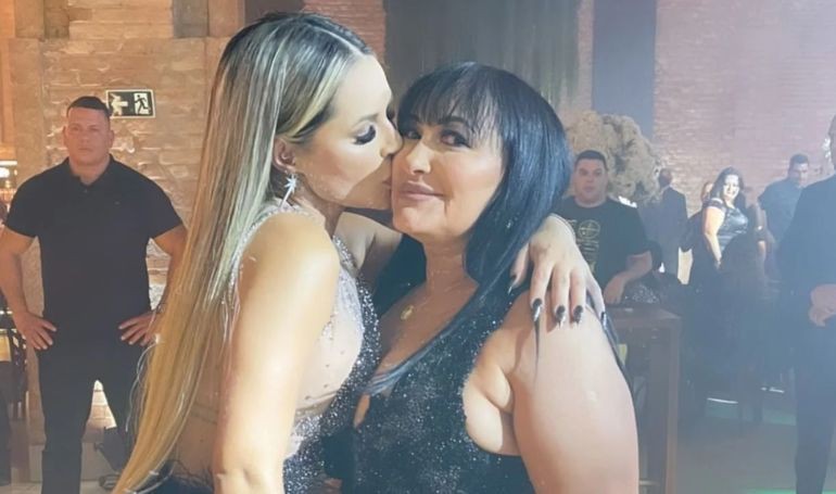 Deolane Bezerra, à esquerda, dá um beijo na bochecha de sua mãe, Solange Bezerra, à direita