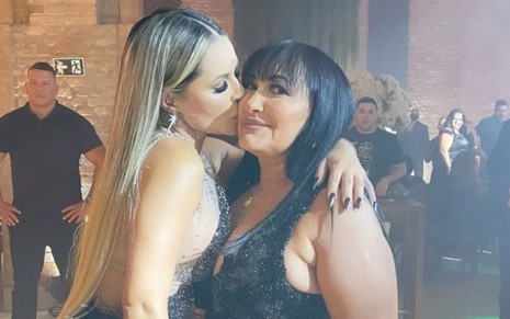 Deolane Bezerra, à esquerda, dá um beijo na bochecha de sua mãe, Solange Bezerra, à direita