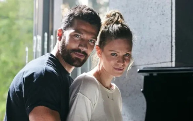 Simone Susinna e Magdalena Boczarska sentados em frente a um piano