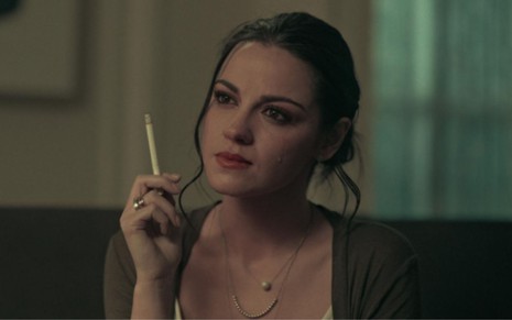 Maite Perroni chora e fuma um cigarro em cena da primeira temporada de Desejo Sombrio