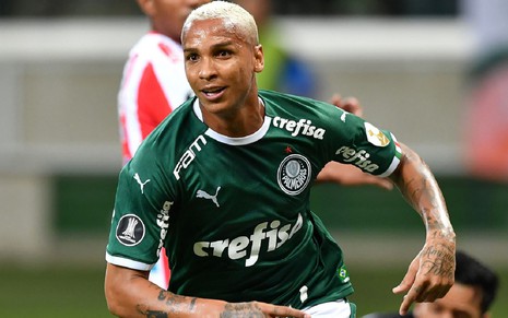 Deyverson, atacante do Palmeiras, usa a camisa verde do clube e sorri depois de fazer um gol no Campeonato Brasieliro 2021