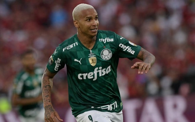 Deyverson, atacante do Palmeiras, usa a camisa verde do clube e sorri depois de fazer um gol na final da Libertadores 2021