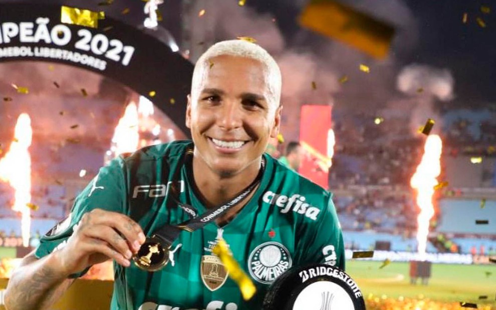 Deyverson, atacante do Palmeiras, usa a camisa verde do clube e sorri depois de fazer um gol na final da Libertadores 2021