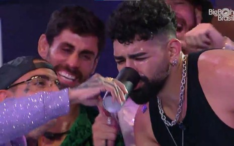 Ao lado de Antônio Cara de Sapato, Cantor Dilsinho bebe drink de MC Guimê
