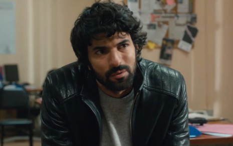 Imagem de Engin Akyürek como Ömer em Dinheiro Sujo e Amor