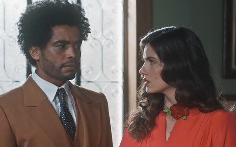 Orlando (Diogo Almeida) e Marê (Camila Queiroz) se entreolham em cena da novela Amor Perfeito
