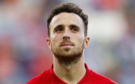 Diogo Jota, de Portugal, em campo com uniforme inteiro vermelho