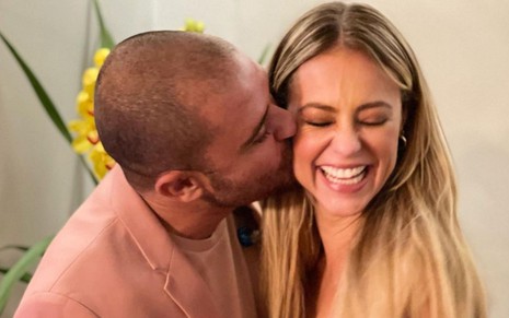 Diogo Nogueira beija a bochecha de Paolla Oliveira, que está toda sorridente