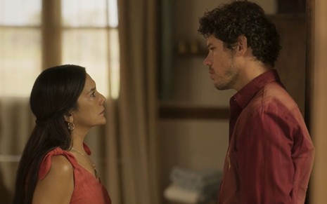 Filó (Dira Paes) conversa com Tadeu (José Loreto) em cena da novela Pantanal