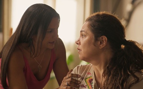 Filó (Dira Paes) coloca as mãos no ombro de Maria Bruaca (Isabel Teixeira) em cena da novela Pantanal