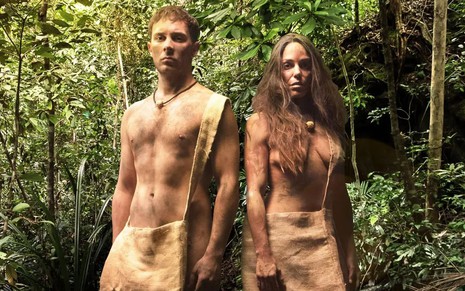 Participantes do Largados e Pelados estão nus e com bolsas cobrindo suas partes íntimas